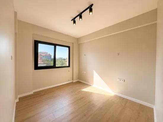 Republik mit geschlossenem Kochbereich mietbares 2+1 Apartment geräumig luftig