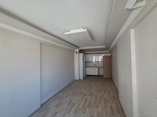 Günaydın Real Estate Bietet Eine Geräumige 1+1-Wohnung Im Stadtzentrum Zum Verkauf An.