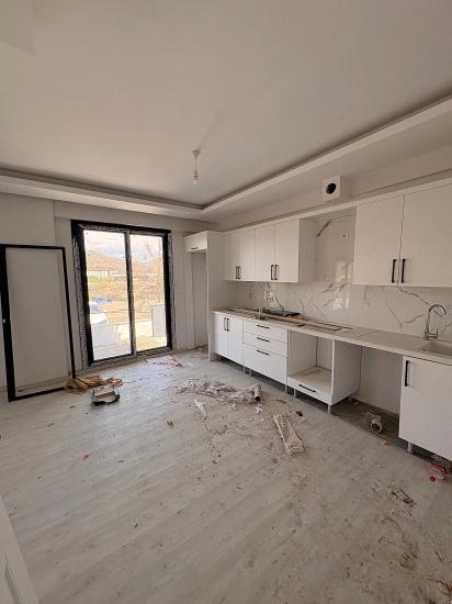 2+1-Zimmer-Wohnung Mit Geschlossener Küche Im Stadtteil Ortaca Karaburun Zu Verkaufen.