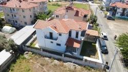 Freistehende, Brandneue Villa Mit 4 Schlafzimmern Und Einem Zusätzlichen Bad Im Viertel Ortaca Karaburun Zu Verkaufen.