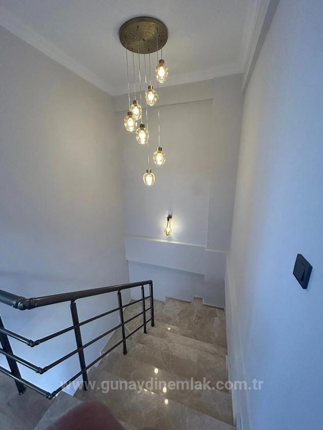 Продается Двухуровневая Вилла 3+1 С Садом И Бассейном В Районе Ортаджа Чайлы, Полностью Меблированная.