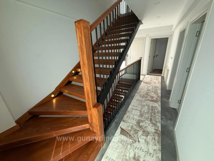 Компания Günaydın Real Estate Предлагает Роскошную Трехэтажную Виллу С 6 Спальнями И 1 Ванной Комнатой, А Также Частным Бассейном В Районе Чайлы.