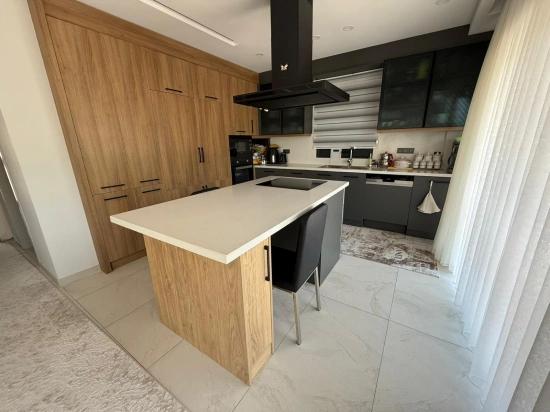 Компания Günaydın Real Estate Предлагает Роскошную Трехэтажную Виллу С 6 Спальнями И 1 Ванной Комнатой, А Также Частным Бассейном В Районе Чайлы.