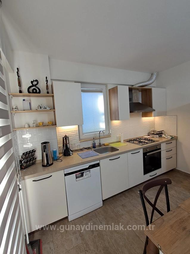 Günaydın Emlaktan Karaburunda Havuzlu Site Eşyalı 2+1 Kiralık Daire