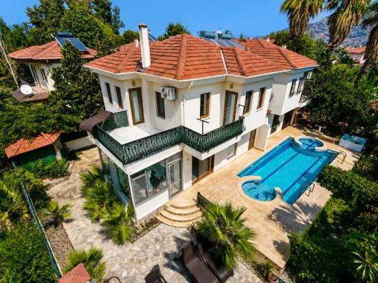 Dalyan Merkez'de Eşyalı 3+1 Kiralık Havuzlu Villa