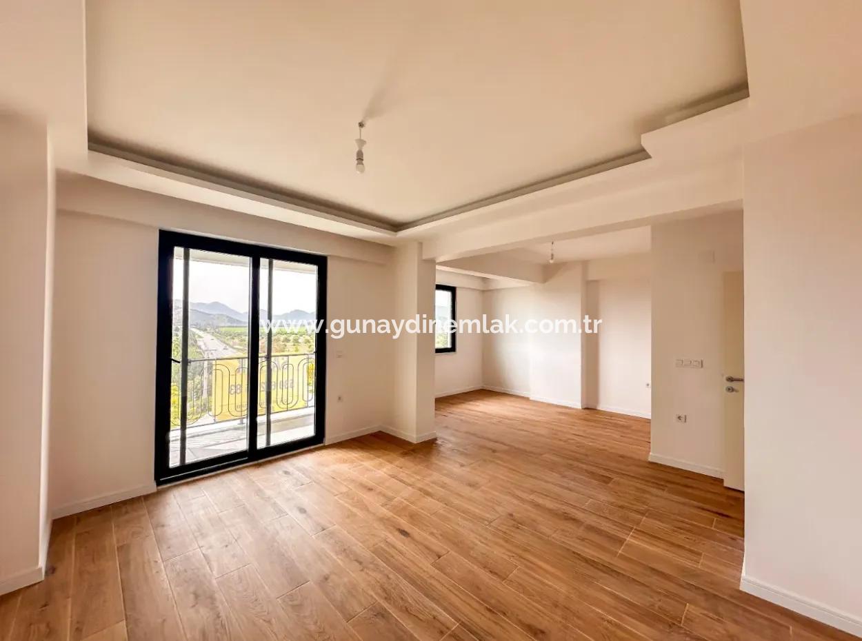Dalaman Cadde Üzerinde 220 M2 Satılık Dubleks 4+1 Daire